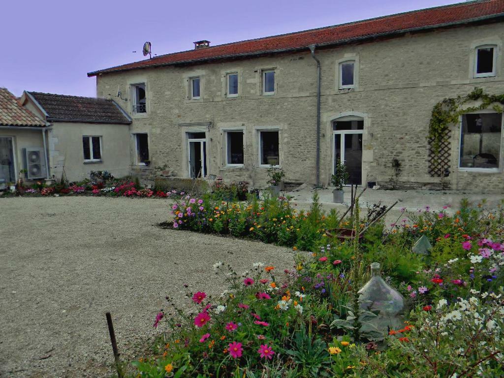 La Ferme Pateli Bed & Breakfast Courouvre Exterior photo